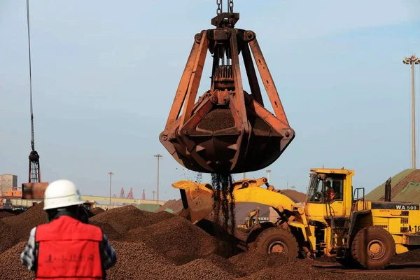 Китайский Рабочий Направляет Машины Погрузки Железной Руды Грузовое Судно Порту — стоковое фото