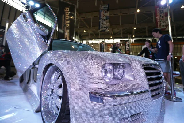 Chinese Werknemers Onderzoeken Een Crystal Studed Chrysler 300C Tijdens 12E — Stockfoto