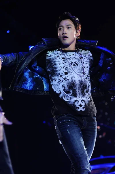 2013年11月2日 韩国歌手 演员郑继勋在中国北京举行的2013年巴扎尔人民颁奖仪式上表演 他的舞台名字叫 — 图库照片