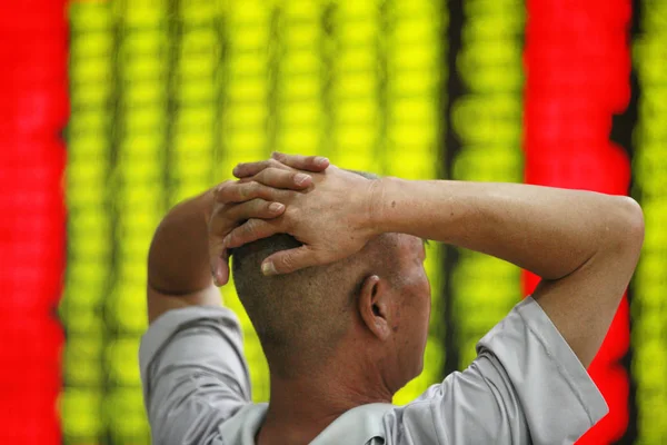 Inversor Chino Examina Los Precios Las Acciones Rojo Para Aumento — Foto de Stock