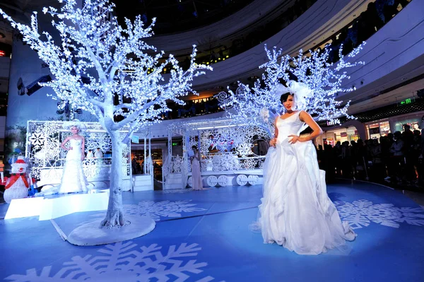 Modellek Kijelző Esküvői Ruhák Alatt Karácsonyi Fény Ünnepségen Wanda Plaza — Stock Fotó
