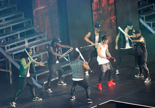 加拿大流行歌手贾斯汀 比伯2013年10月5日在中国上海举行的2013年相信世界巡回演唱会上表演 — 图库照片