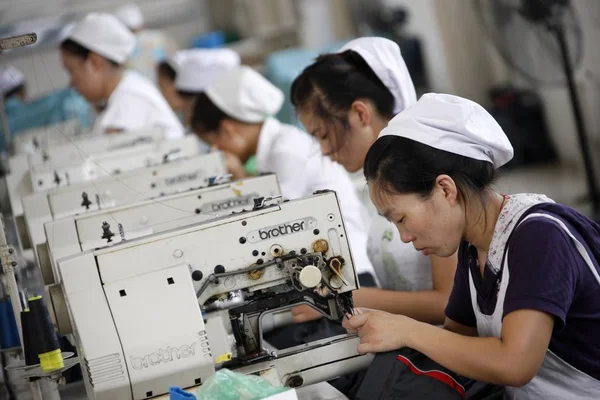 女性の中国人労働者は 2013 日東中国安徽省淮北市の縫製工場で欧州連合にエクスポートする服を縫う — ストック写真