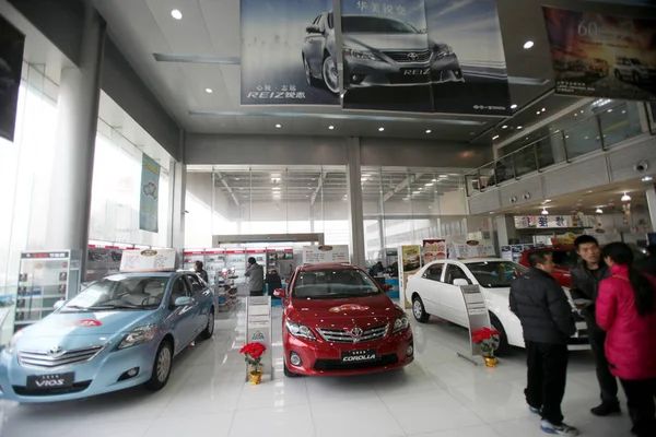 Κινέζοι Αγοραστές Δείτε Αυτοκίνητα Μια Αντιπροσωπεία Της Toyota Στην Τιαντζίν — Φωτογραφία Αρχείου