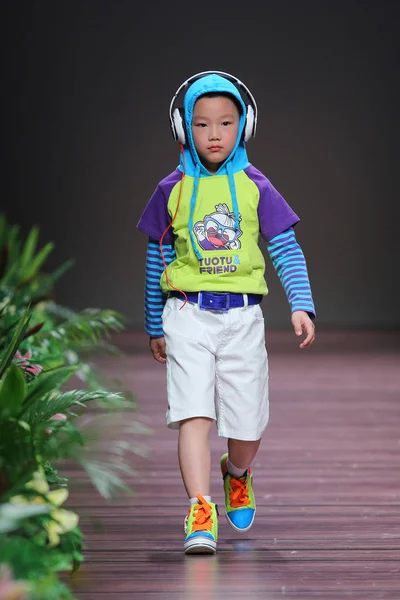 Ein Kleiner Junge Zeigt Eine Neue Kreation Des Designers Zhao — Stockfoto