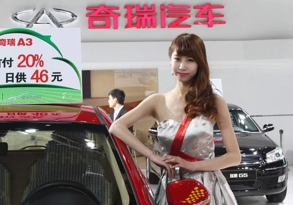 Bestand Een Model Poseert Met Een Chery Tijdens Een Auto — Stockfoto