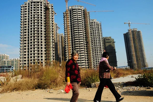 Fußgänger Gehen Neuen Wohnhochhäusern Der Stadt Qingdao Der Ostchinesischen Provinz — Stockfoto