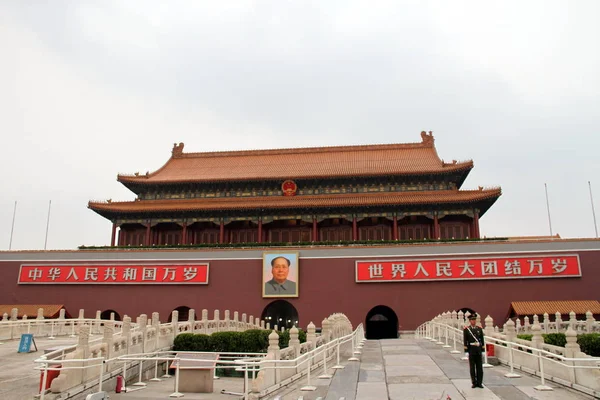 Policial Paramilitar Fica Guarda Frente Tiananmen Rostrum Pequim China Abril — Fotografia de Stock