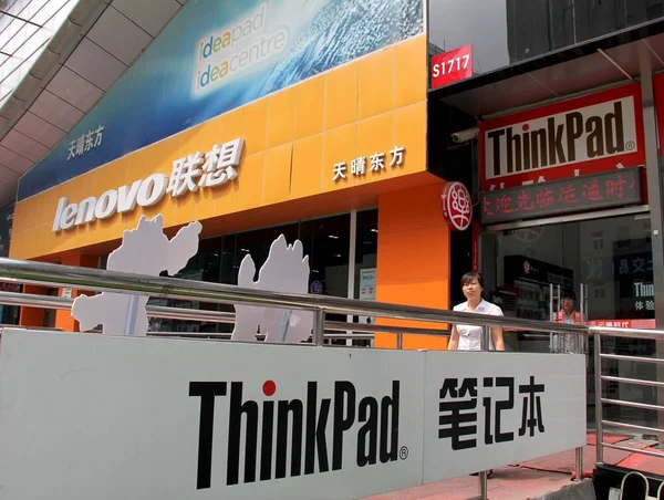 Muestra Anuncio Computadoras Portátiles Thinkpad Frente Una Tienda Lenovo Beijing —  Fotos de Stock