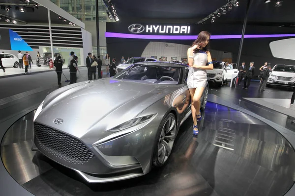 Model Poses Hyundai Hnd Concept 11Th China Guangzhou International Automobile — Stock Photo, Image
