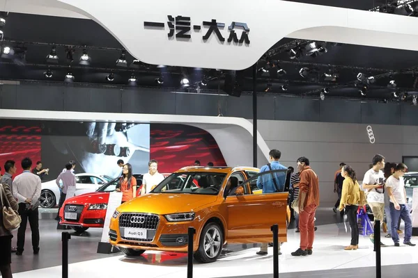 2013年9月30日 在中国上海举行的汽车展览会上 参观者观看奥迪 — 图库照片