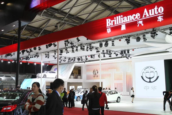 Люди Відвідують Стенд Brilliance Auto Під Час Шанхайської Міжнародної Автомобільної — стокове фото