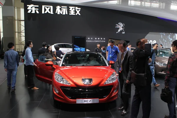 Návštěvníci Podívat Peugeot Rcz Čína Guangzhou Mezinárodní Automobilové Výstavy Známý — Stock fotografie