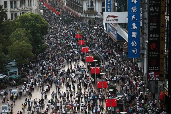 2013年10月1日国庆节 中国上海南京路购物街聚集在一起 — 图库照片