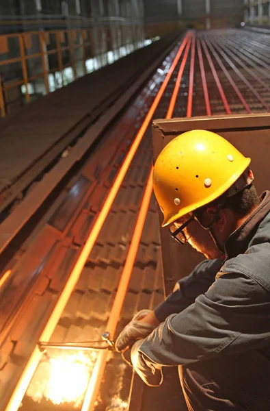 Een Chinese Werknemer Onderzoekt Productie Van Staal Bij Een Staalfabriek — Stockfoto