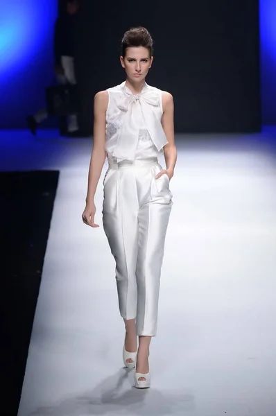 Model Displays New Creation Viscap Yuan Bing Fashion Show China — Stock Photo, Image