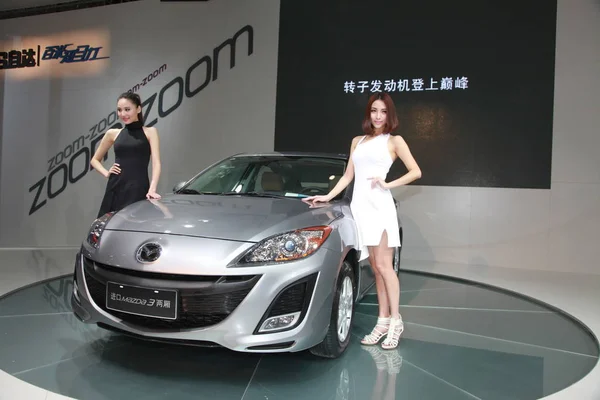 Models Pose Imported Mazda Auto Show Qingdao East Chinas Shandong — Stock Photo, Image