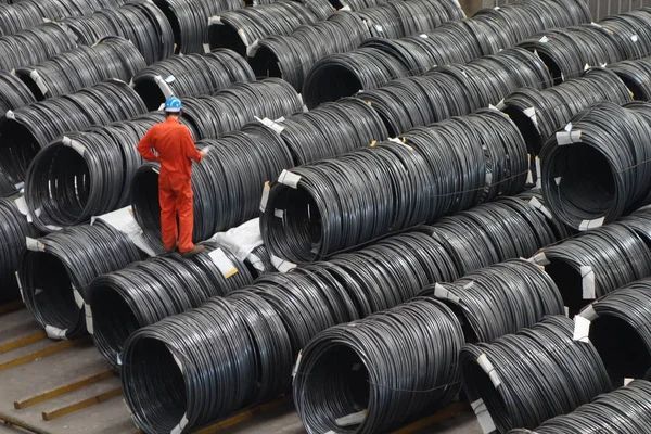 Trabalhador Chinês Examina Barras Aço Enroladas Uma Fábrica Dalian Nordeste — Fotografia de Stock