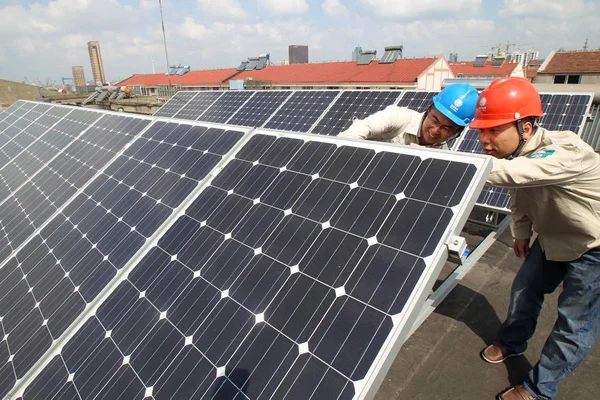 Des Techniciens Vérifient Des Panneaux Solaires Dans Une Centrale Photovoltaïque — Photo