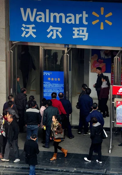 Clientes Chineses Analisam Aviso Fechamento Supermercado Walmart Programado Para Fechar — Fotografia de Stock