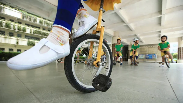Молодой Ученик Начальной Школы Учится Балансировать Одноколесном Велосипеде Начала Нового — стоковое фото