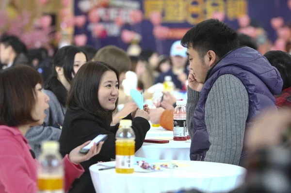 Jóvenes Solteros Participan Evento Citas Minutos Velocidad Shanghai China Febrero — Foto de Stock
