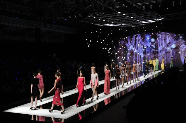 Modelos Exibem Novas Criações Designer Zhuang Ganran Desfile Moda Rabbit — Fotografia de Stock