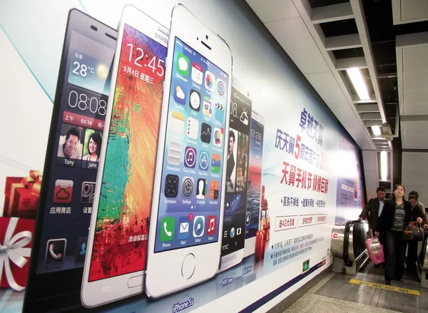 보행자는 장쑤성 2013년 11월 시에서 구글의 안드로이드 체제와 설치된 아이폰 — 스톡 사진