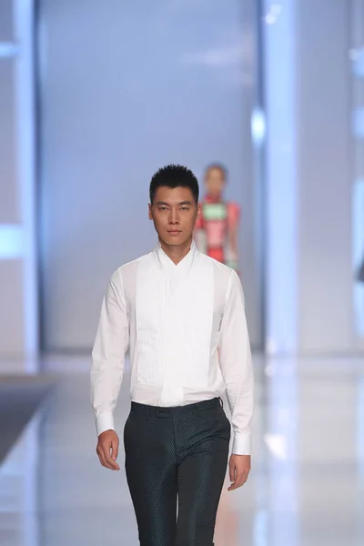 Model Displays New Creation Chinese Brother Designers Xuewei Xuekai Opening — Stock Photo, Image