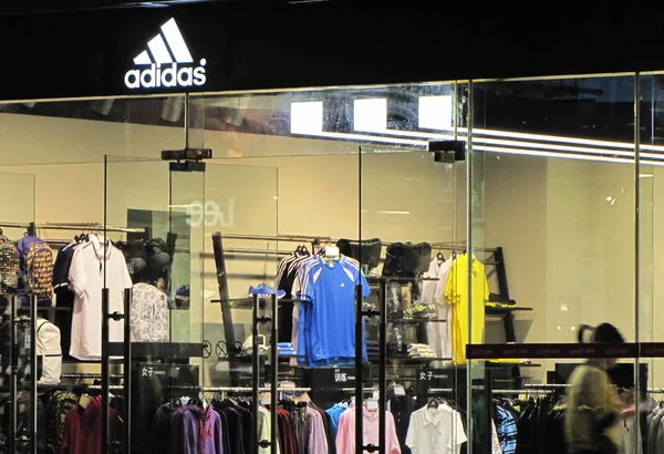 Şangay Çin Nisan 2011 Bir Adidas Mağazasında Bir Müşteri Mağazaları — Stok fotoğraf