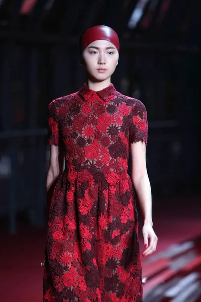 Модель Демонстрирует Новое Творение Коллекции Valentino Shanghai Показе Мод Шанхае — стоковое фото