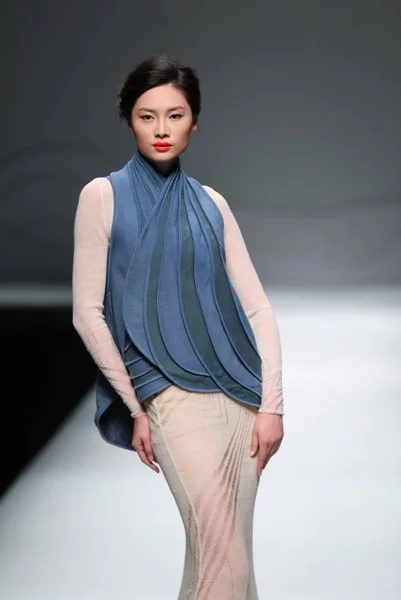 Modelo Muestra Una Nueva Creación Desfile Moda Chu Yan Durante —  Fotos de Stock