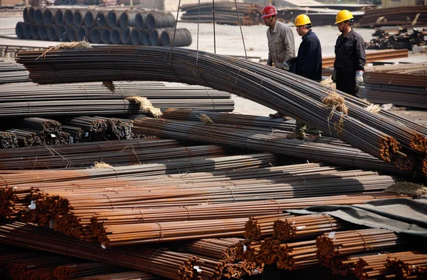 Trabalhadores Chineses Dirigem Guindaste Para Levantar Hastes Aço Reforço Uma — Fotografia de Stock