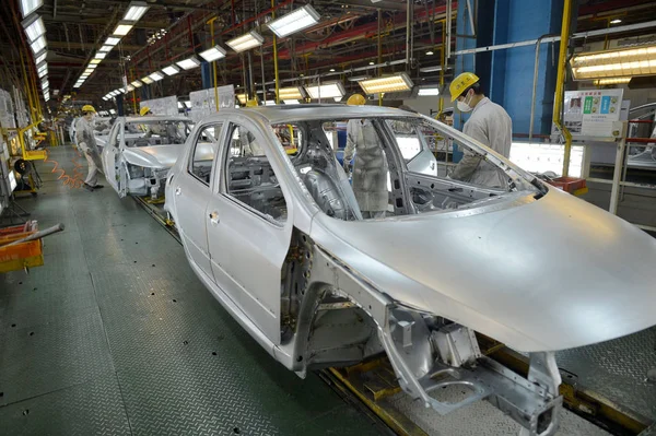 Workers Polish Car Bonnets Plant Wuhan Dpca Industrial Development General — 스톡 사진