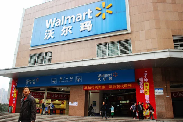Clientes Entram Saem Supermercado Walmart Chongqing China Novembro 2013 — Fotografia de Stock