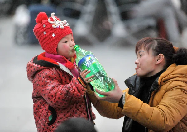 Китайский Ребенок Пьет Sprite Coca Cola Шэньяне Северо Восточная Часть — стоковое фото