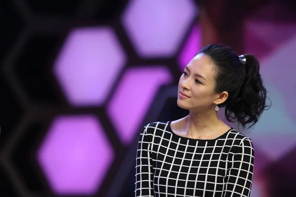 Aktris Cina Zhang Ziyi Mendengarkan Pada Sebuah Episode Dari Acara — Stok Foto