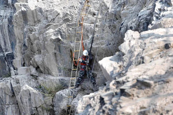 Ein Arbeiter Arbeitet Auf Der Baustelle Des Interkontinentalen Shimao Shanghai — Stockfoto