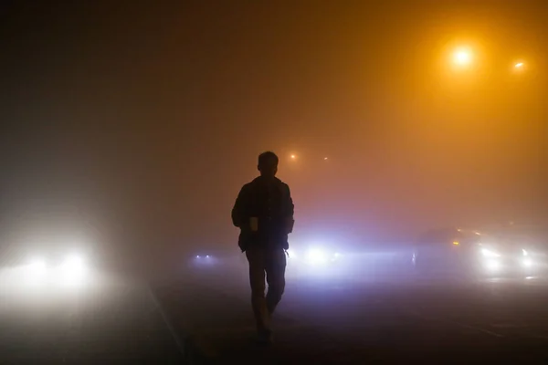 Peatón Camina Por Una Carretera Con Mucho Smog Shanghai China —  Fotos de Stock