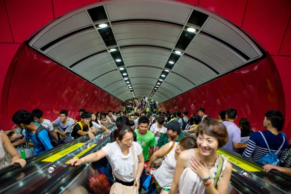 Una Multitud Pasajeros Toman Escaleras Mecánicas Una Estación Metro Ciudad —  Fotos de Stock
