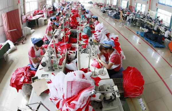 Женщины Китаянки Шьют Одежду Экспорта Европу Заводе Хуайбэе Провинция Аньхой — стоковое фото