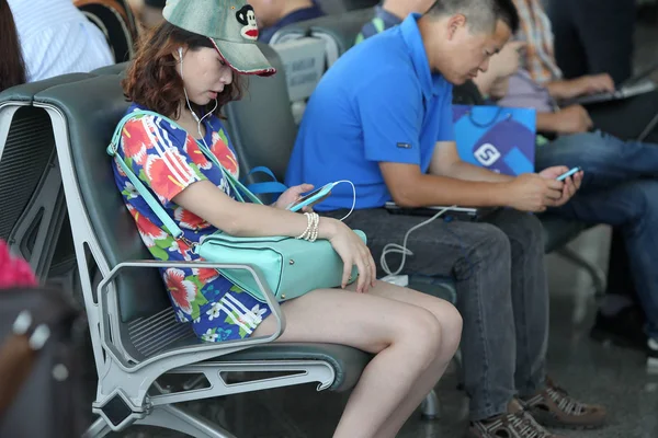 Филе Китайские Пассажиры Используют Свои Смартфоны Международном Аэропорту Чанша Хуанхуа — стоковое фото