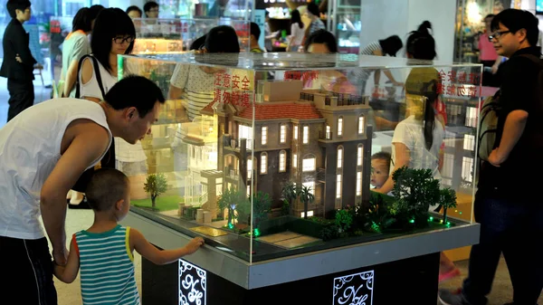 Китайські Покупцям Дивляться Масштабних Моделях Багатоквартирних Будинків Центрі Продажів Житлового — стокове фото