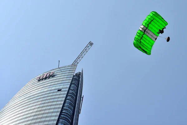 Escalador Austríaco Michael Kemeter Sale Paracaídas Del Rascacielos 268 Metros —  Fotos de Stock
