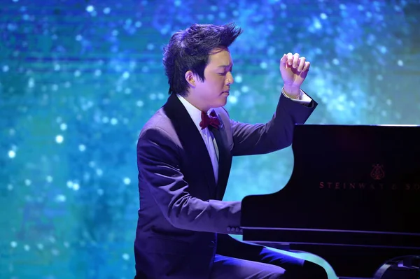 Čínský Pianista Yundi Provádí Během Phoenix Módní Volbou 2013 Pekingu — Stock fotografie