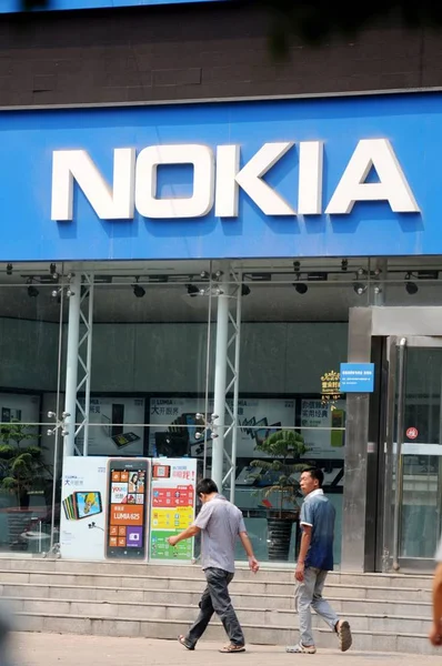 Πεζοί Περπατούν Πάνω Από Ένα Κατάστημα Της Nokia Στο Λουογιάνγκ — Φωτογραφία Αρχείου