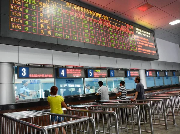 Passagiers Kopen Treinkaartjes Zhanjiang Railway Station Zhanjiang City Zuid Chinas — Stockfoto