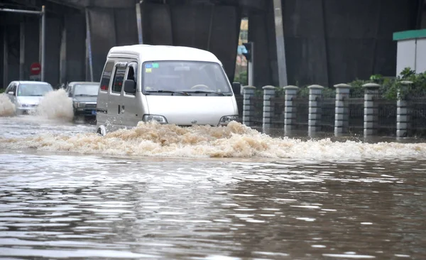 Αυτοκίνητα Ταξιδεύουν Πλημμυρισμένο Δρόμο Μετά Από Τυφώνα Fitow Επίθεση Στην — Φωτογραφία Αρχείου
