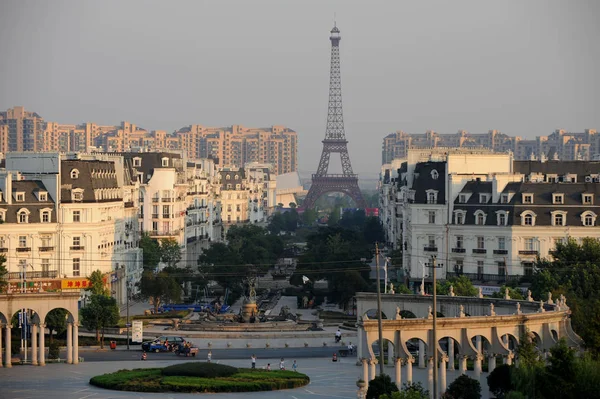 Copia Tamaño Medio Torre Eiffel Las Arquitecturas Estilo Parisino Representan — Foto de Stock