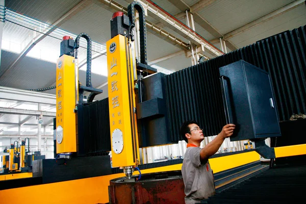 Chinese Employees Work Mechanical Equipment Factory Jinan East Chinas Shandong — Stock Photo, Image